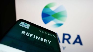 Hint petrol şirketi Nayara Energy Limited 'in web sayfası olan cep telefonu logonun önünde ekranda. Telefon ekranının sol üst kısmına odaklan.