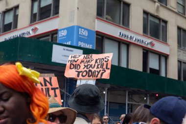 Silahları protesto eden büyük bir kalabalık. Brooklyn 'deki Cadman Plaza' dan Brooklyn Köprüsü üzerinden New York 'a yürüyorum. Hayatımızın üzerinden yürü Protesto et.