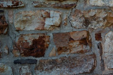 Taş duvar yüzeyinin yakın çekimi.