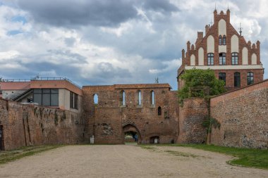 Polonya 'nın Torun kentindeki Gotik Aziz George loncasının güzel manzarası.
