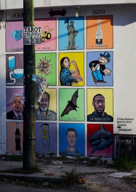 Tulum, Meksika 'da duvardaki güzel bir grafiti sanatının dikey çekimi.