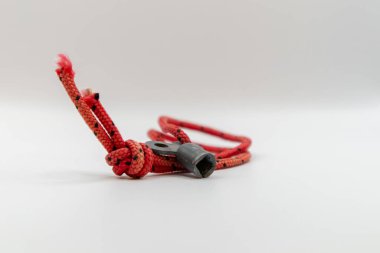 Fotokopi alanı olan beyaz arkaplanda yırtık bir çekim kayışı.