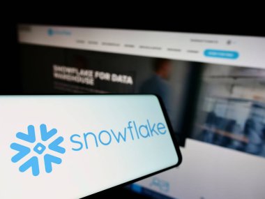 Amerikan yazılım şirketi Snowflake Inc. 'in logosu olan cep telefonu iş sitesinin önünde ekranda. Telefon ekranının merkez soluna odaklan.