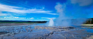 Yellowstone Ulusal Parkı 'ndaki pınardan güzel bir sıcak su manzarası geliyor.