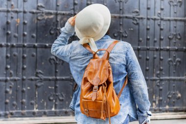 Barselona 'nın Gotik Mahallesi' nde (İspanya) Santa Maria del Mar Kilisesi 'nin kapısının önünde sırtı dönük Latin turist, seyahat konsepti.