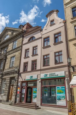 Polonya 'nın Torun kentindeki geleneksel taş binaların altındaki dükkanların dikey çekimi