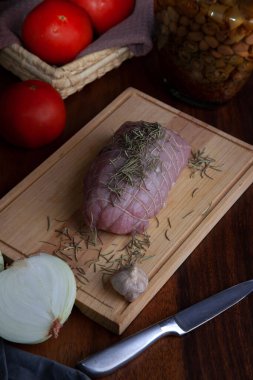 Tahtadaki çiğ et üzerinde kurumuş otların yüksek açılı görüntüsü.