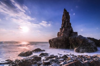 Gün batımında güzel bir denizin havadan görünüşü