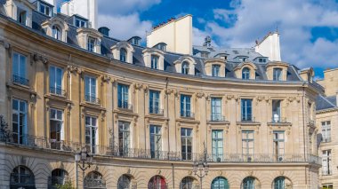 Paris, güzel binalar Place des Victoires, tipik Parisli cepheleri ve pencereleri