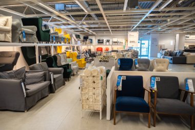 Koltuklar ve sandalyeler Polonya 'daki bir IKEA mobilya ve ev aletleri mağazasında satılıktır.