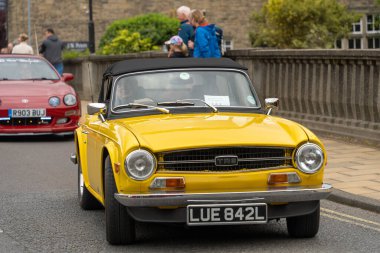 Sarı klasik Triumph TR6 arabası Morpeth Fair Day, Northumberland, İngiltere 'de.