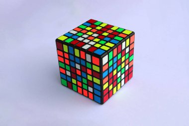 Beyaz arka planda izole edilmiş bir Rubik Küpü 7x7 'nin yakın plan çekimi.