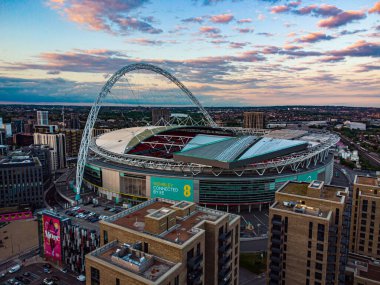 Günbatımında Wembley Stadyumu 'nun ve modern binaların güzel manzarası.