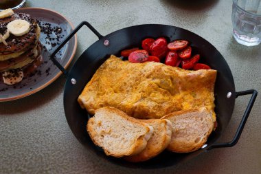 Domatesli omlet ve ekmek - otel kahvaltısı