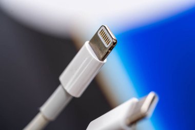 Beyaz Şimşek erkek konnektörünü USB-C erkek konnektörüyle kapat