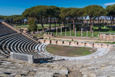 Ostia Antica, antik Roma liman şehrinin bulunduğu modern Ostia kasabasına yakın büyük bir arkeoloji alanıdır..