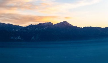 Mont Pelerin 'in günbatımındaki güzel manzarası. Vaud, İsviçre.