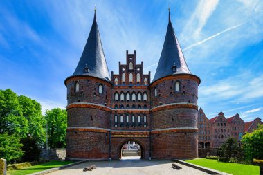 Luebeck 'teki Holstentor, şehrin simgesi.