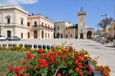 Lecce ilinin tarihi kenti Uggiano meydanının panoramik manzarası.
