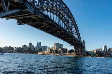 Sydney Limanı Köprüsü 'nün alçak açılı görüntüsü. Avusturalya.