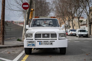 Şehirde beyaz renkli bir çekici var. Nissan Devriyesi klasiği