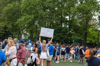 Silahları protesto eden büyük bir kalabalık. Brooklyn 'deki Cadman Plaza' dan Brooklyn Köprüsü üzerinden New York 'a yürüyorum. Hayatımızın üzerinden yürü Protesto et.