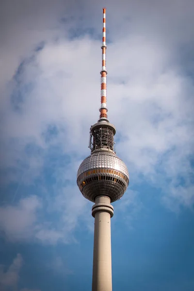 Tiro Vertical Torre Televisão Berlim Durante Dia — Fotografia de Stock