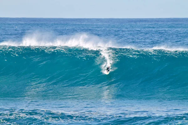 大浪冲浪者在澳大利亚的一个完美的蓝色的日子 — 图库照片