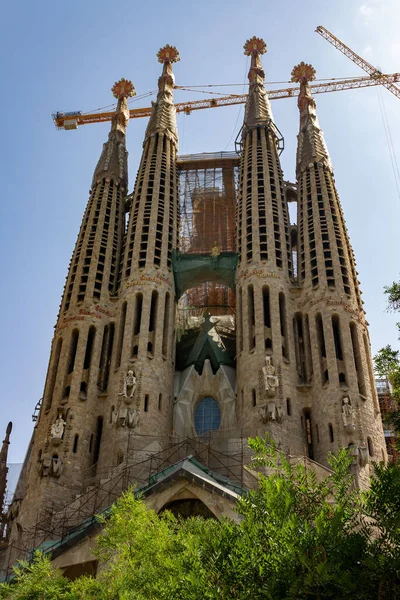 Mavi Gökyüzünün Altında Yüksek Kuleleri Olan Sagrada Familia Bazilikası Nın — Stok fotoğraf