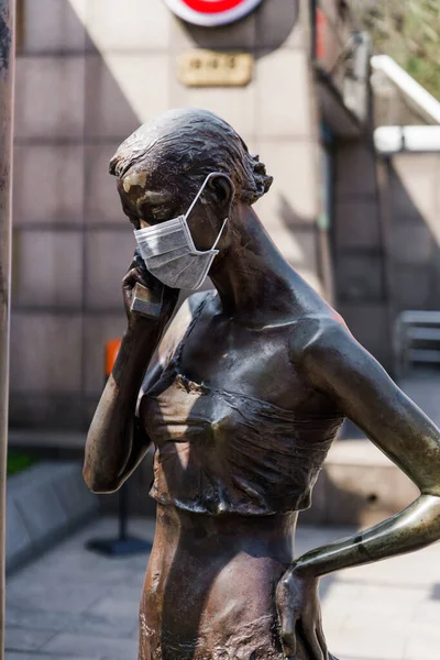 Disparo Vertical Una Estatua Mujer Bronce Una Máscara Shanghai China — Foto de Stock