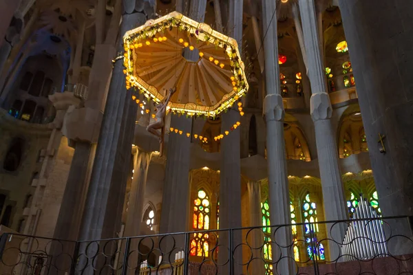 スペイン バルセロナのガウディ サグラダ大聖堂の華やかなステンドグラスの窓 — ストック写真