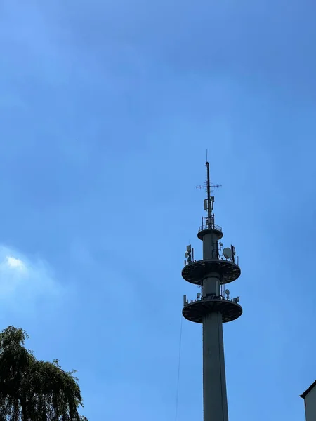 Fernsehturm Der Nähe Einer Deutschen Stadt — Stockfoto