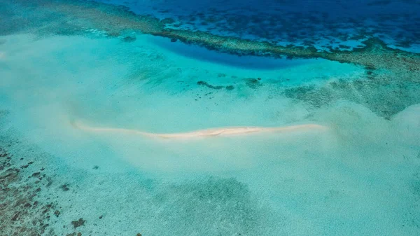 Una Vista Aérea Del Agua Verde Azul Con Arrecife Cerca —  Fotos de Stock