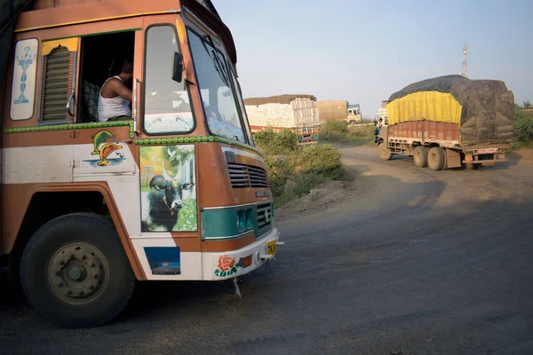 Camion Indiani Che Girano Strada Curva Autostrada Zona Collinare — Foto Stock