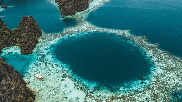 Okouzlující Záběr Jasně Modrý Oceán Jasného Dne — Stock fotografie