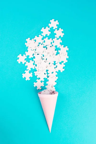 Kegel Mit Weißen Puzzleteilen Blauer Hintergrund Ausbreiten Der Puzzleteile Ideen — Stockfoto
