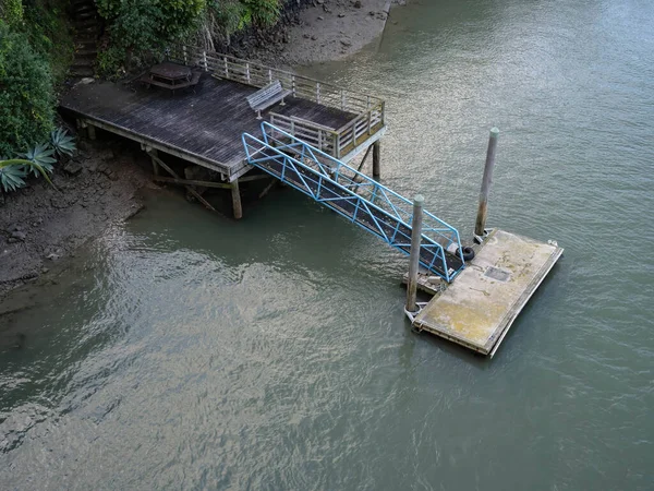 Metal Köprüsü Ahşap Yığınlarıyla Yüzen Beton Iskeleler Hava Görüntüsü Stok — Stok fotoğraf