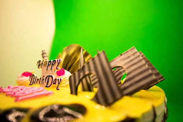 Bolo Aniversário Com Coberturas Chocolate Fundo Amarelo Pronto Para Cortar — Fotografia de Stock