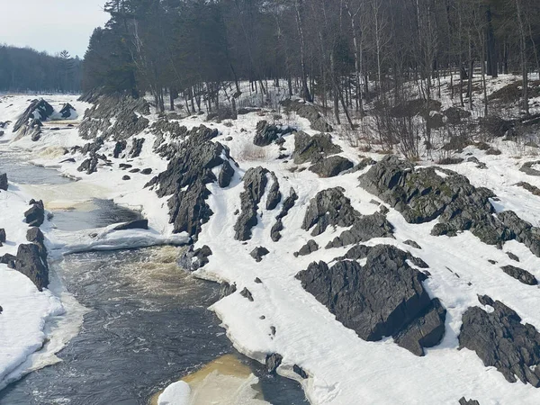 Klippig Flodstrand Täckt Med Snö Skogen Den Kalla Vinterdagen — Stockfoto