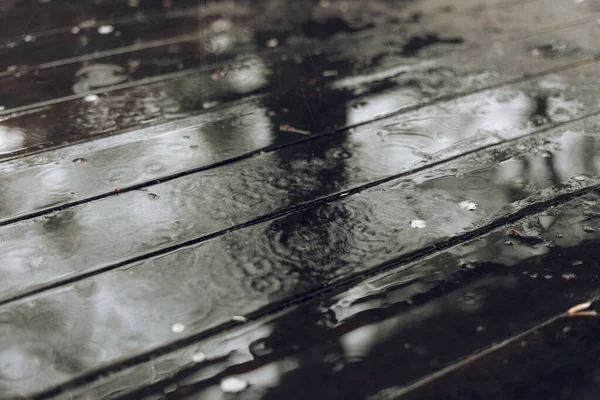 Eine Nahaufnahme Von Regentropfen Und Wellen Auf Dem Boden — Stockfoto