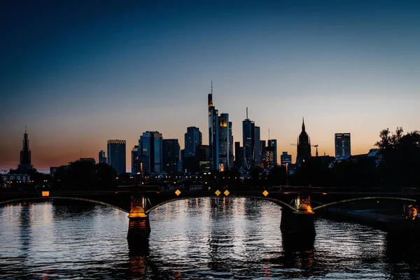 美丽动人的城市景观 美因河上的落日和法兰克福的天际线 — 图库照片