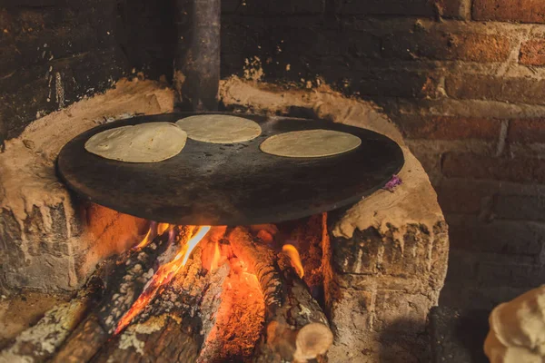 Mexican Woman Cooks Corn Tortilla Grill Wood Burning Stove Lunch — Stock Photo, Image