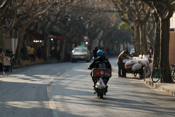 Samiec Jeżdżący Skuterem Niebieskim Hełmie Ulicach Szanghaju Chiny — Zdjęcie stockowe