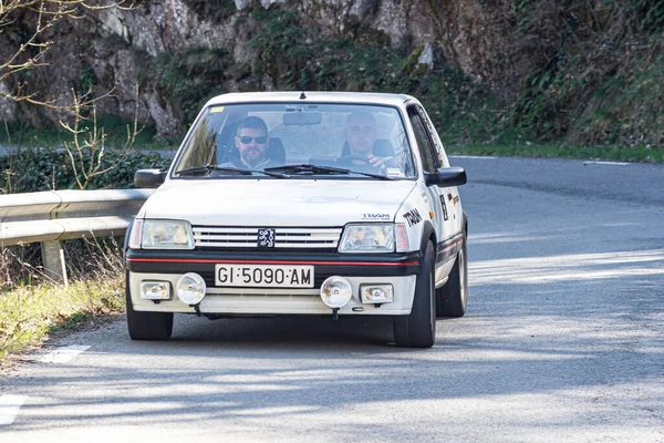 アスファルトの古典的なラリーカー プジョー205 Gti — ストック写真