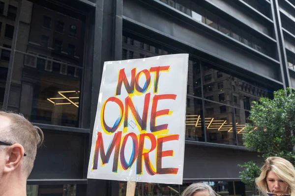 Stor Folkmassa Protesterar Mot Vapen Promenader Från Cadman Plaza Brooklyn — Stockfoto