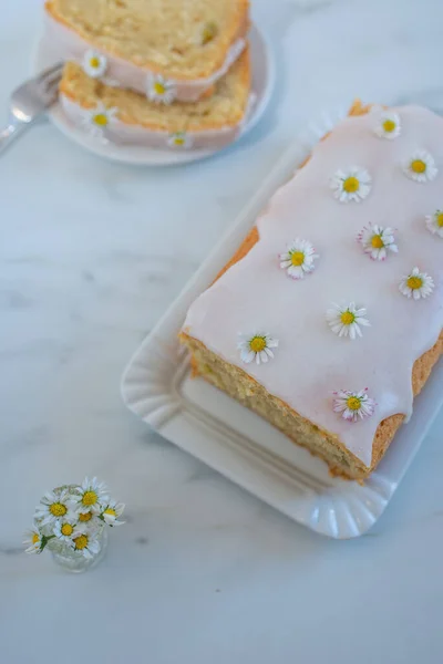 バニラ バントケーキとデイジーの縦型クローズアップショット — ストック写真