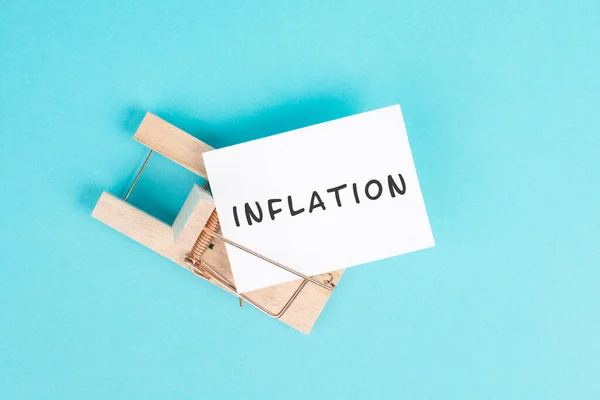 Papier Mit Dem Wort Inflation Der Mausefalle Hohe Finanzielle Belastung — Stockfoto