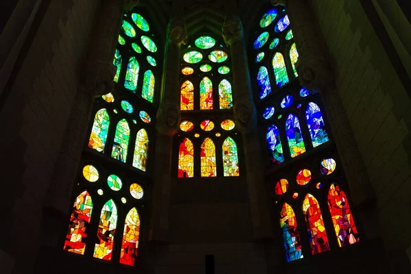 Koristeellinen Lasimaalauksia Gaudi Sagrada Basilika Barcelonassa Espanjassa — kuvapankkivalokuva