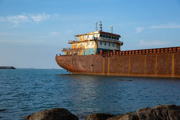 Ein Verlassenes Rostiges Schiff Auf Ruhiger See Das Von Einem — Stockfoto