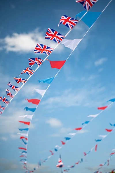 Μια Κάθετη Βολή Βρετανικών Σημαιών Ιωβηλαίου Που Κυματίζουν Στον Αέρα — Φωτογραφία Αρχείου